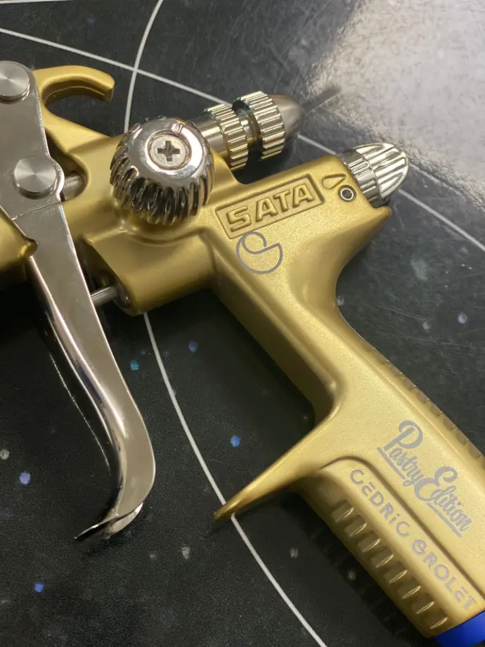 Gravure "Cédric Grolet" sur pistolet SATAjet1000 B RP Pastry