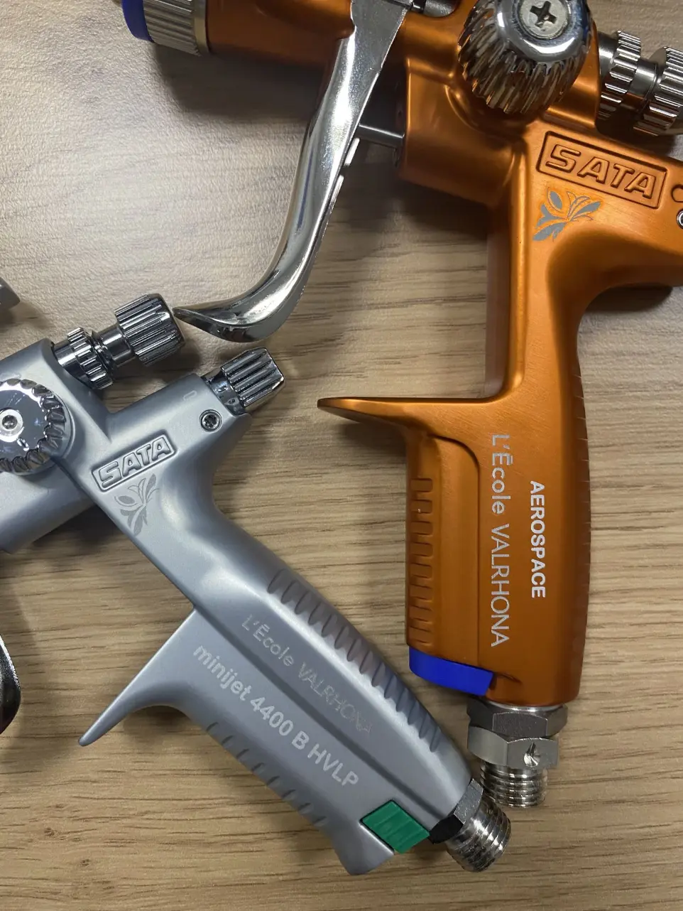 Gravure "Ecole Valrhona" sur pistolet SATAminijet4400 SGI Pastry