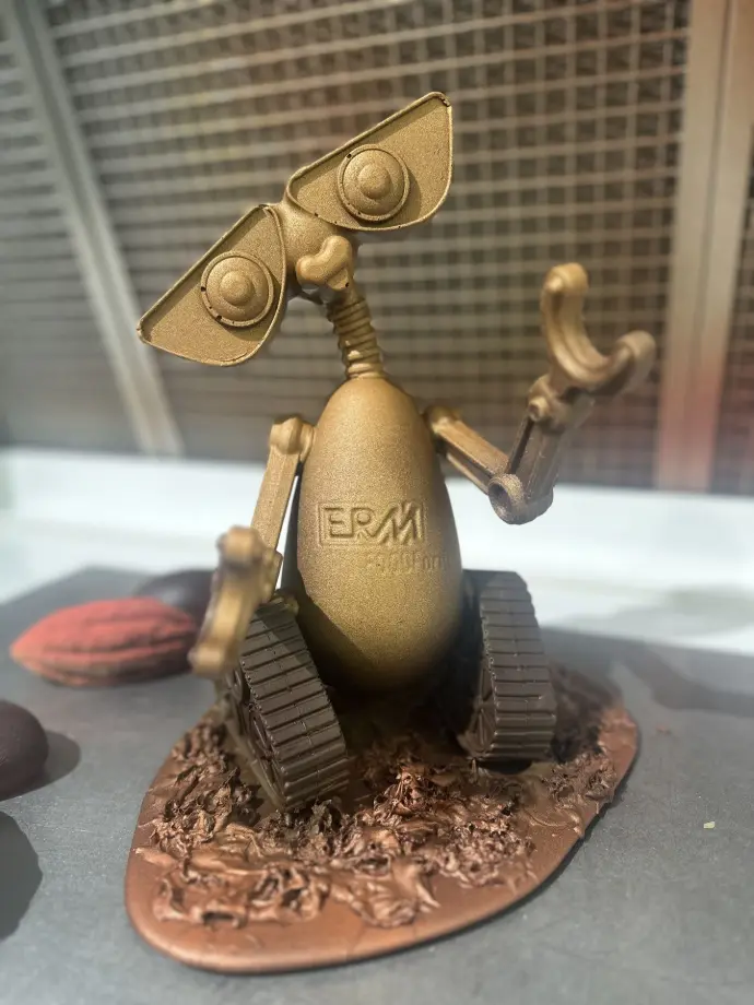 Pâtisserie robot pulvérisée dans une hotte SGI au SIRHA 2025