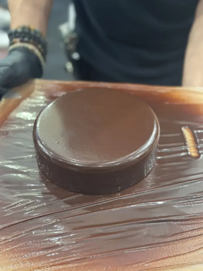 Pâtisserie chocolatée pulvérisée avec précision – SIRHA 2025