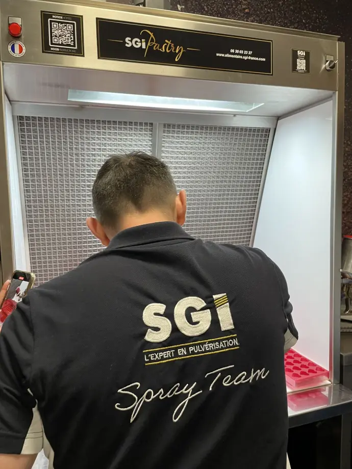 Démonstration SGI Pastry : pulvérisation de pâtisseries dans une hotte compacte