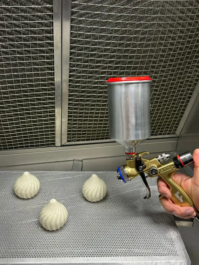 Pulvérisation en cours avec un SATAjet 1000 B RP Pastry et godet