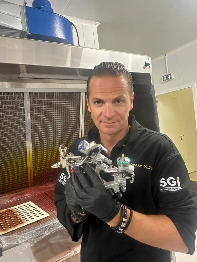 Président Armand Bailly SGI présentant les pistolets SATAminijet B et SATAgraph