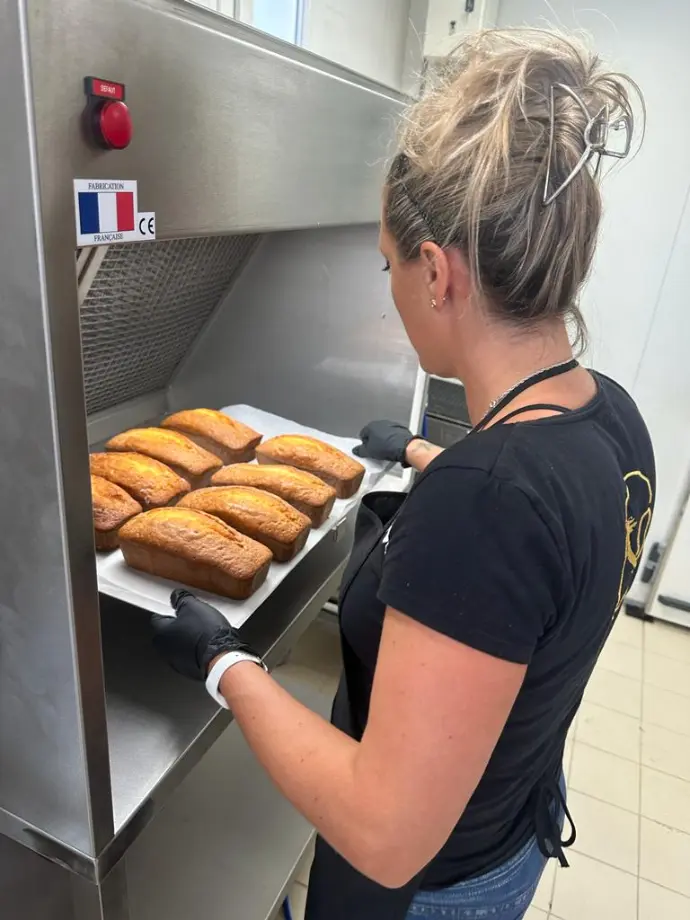 Vanessa, responsable SGI Pastry, présentant des pâtisseries dans une hotte mini