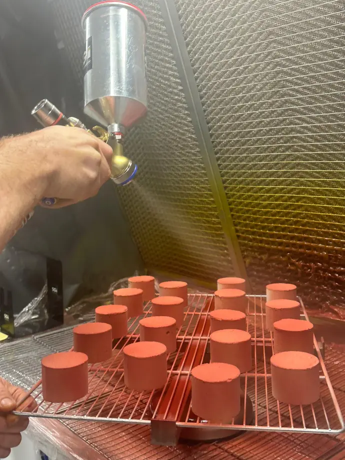 Pulvérisation en cours avec un SATAjet 1000 B RP Pastry  avec godet en aluminium