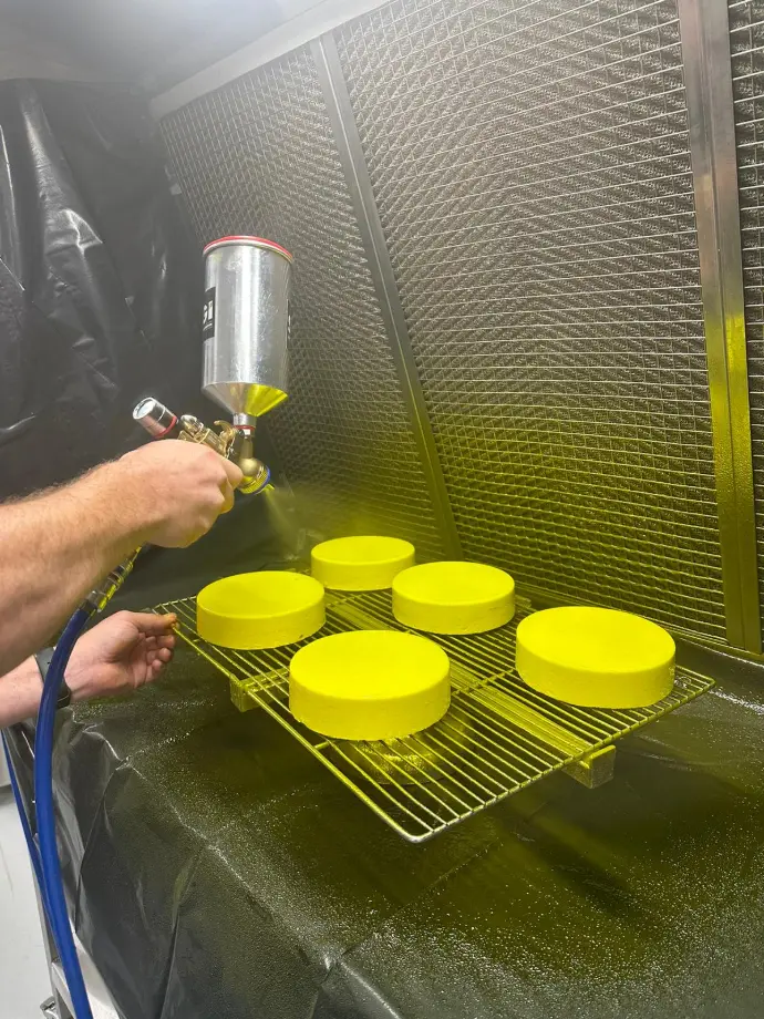 Pulvérisation en cours avec un SATAjet 1000 B RP Pastry  avec godet en aluminium 