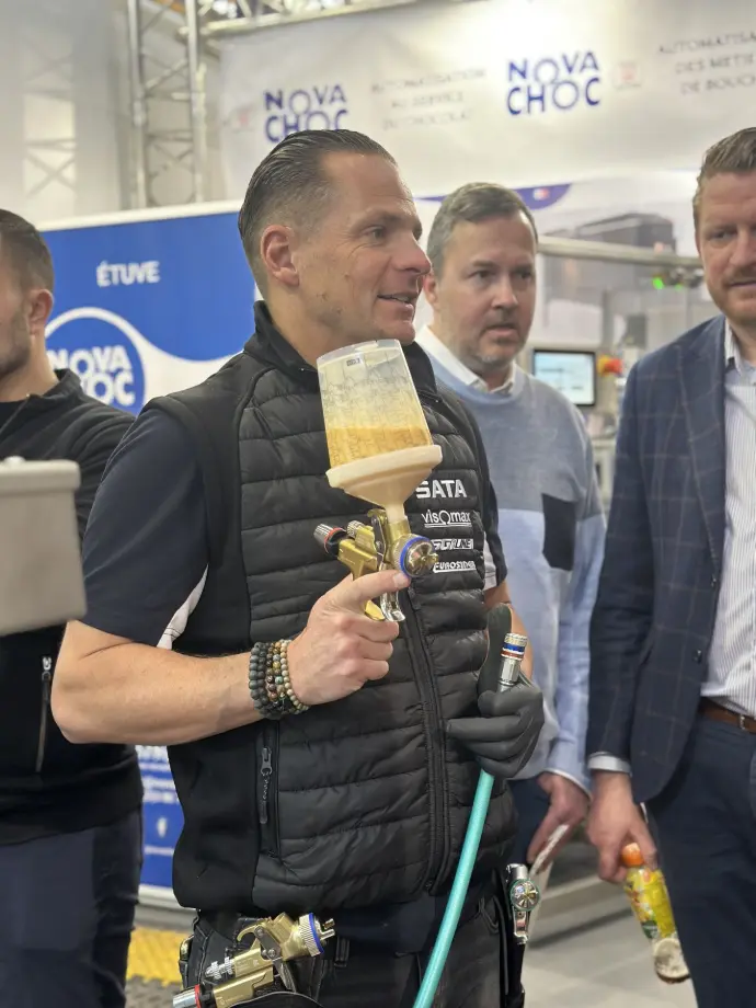 Président SGI présentant le SATAjet1000 B RP Pastry au SIRHA 2025